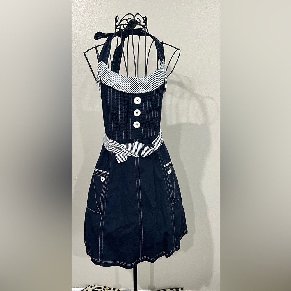 This a a beautiful sailor-style dress. Size 4.